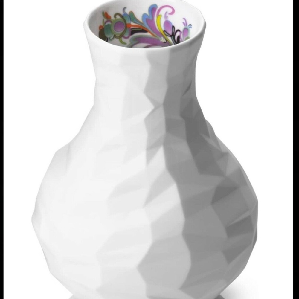 NEW, Raw Diamonds by Us Multi-faceted Porcelain Vase by Scandinavian brand MENU